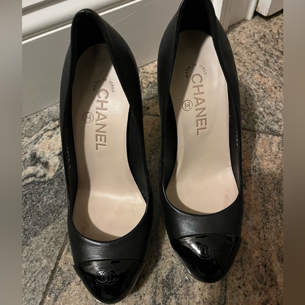 Chanel patent CC cap toe size 6 black
